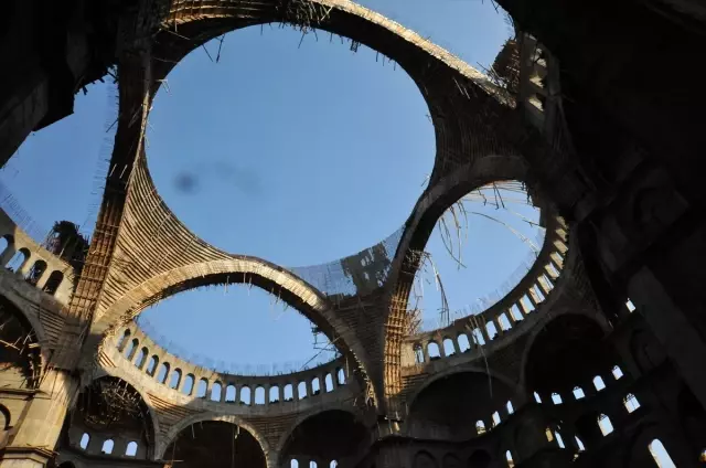 Cami inşaatında çöken iskelenin altında kalan inşaat mühendisini 250 kişi arıyor Cami inşaatında çöken iskelenin altında kalan inşaat mühendisini 250 kişi arıyor