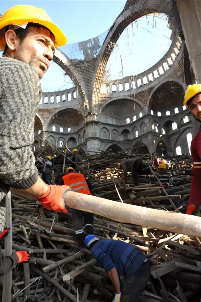 Cami inşaatında çöken iskelenin altında kalan inşaat mühendisini 250 kişi arıyor Cami inşaatında çöken iskelenin altında kalan inşaat mühendisini 250 kişi arıyor