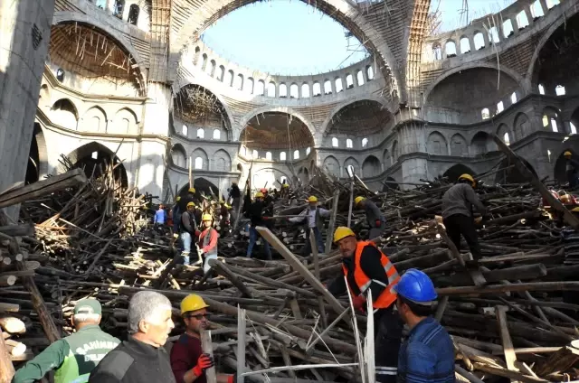 Cami inşaatında çöken iskelenin altında kalan inşaat mühendisini 250 kişi arıyor Cami inşaatında çöken iskelenin altında kalan inşaat mühendisini 250 kişi arıyor
