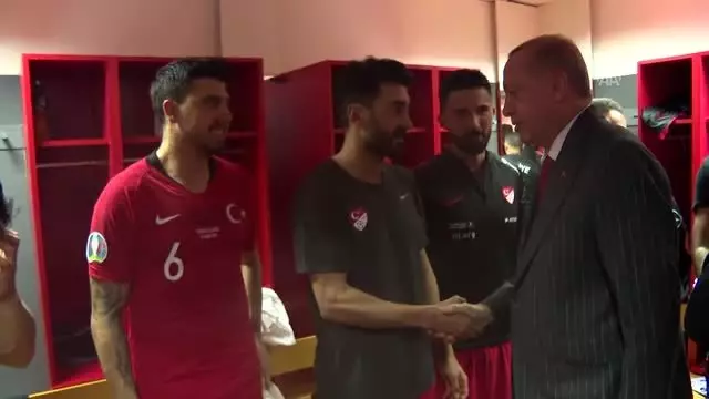 Cumhurbaşkanı Erdoğan, soyunma odasına inerek Millileri kutladı Cumhurbaşkanı Erdoğan, soyunma odasına inerek Millileri kutladı