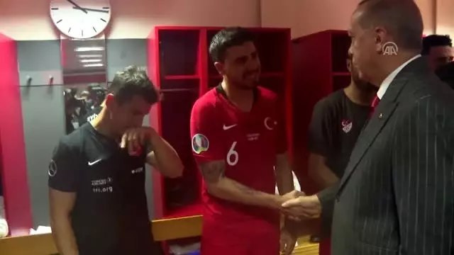 Cumhurbaşkanı Erdoğan, soyunma odasına inerek Millileri kutladı Cumhurbaşkanı Erdoğan, soyunma odasına inerek Millileri kutladı