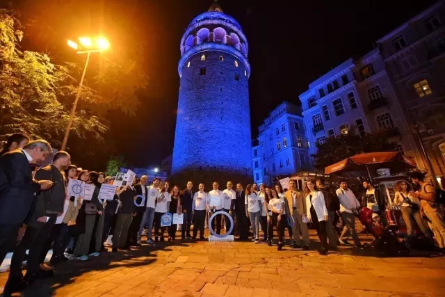 Diyabetliler için Galata Kulesi mavi renge büründü Diyabetliler için Galata Kulesi mavi renge büründü