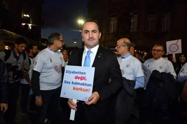 Diyabetliler için Galata Kulesi mavi renge büründü Diyabetliler için Galata Kulesi mavi renge büründü