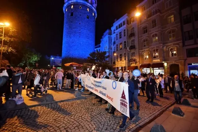 Diyabetliler için Galata Kulesi mavi renge büründü Diyabetliler için Galata Kulesi mavi renge büründü