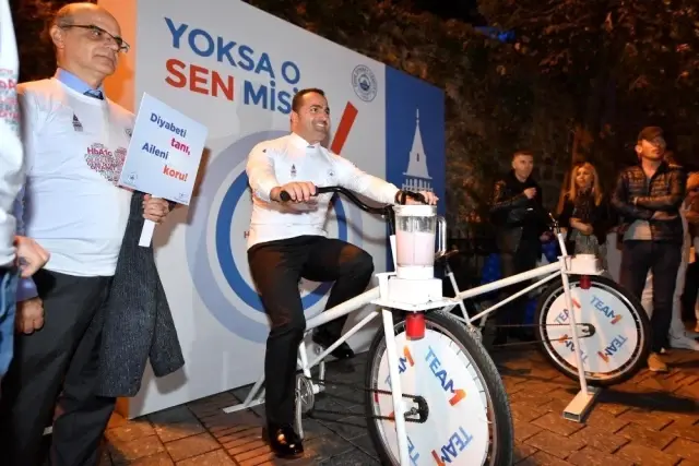 Diyabetliler için Galata Kulesi mavi renge büründü Diyabetliler için Galata Kulesi mavi renge büründü