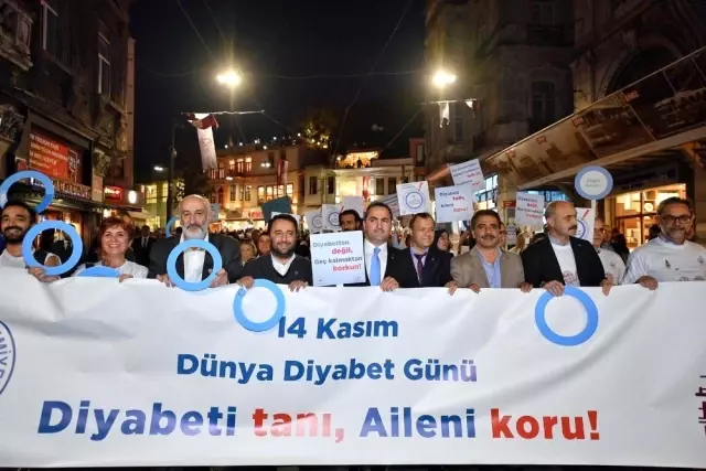 Diyabetliler için Galata Kulesi mavi renge büründü Diyabetliler için Galata Kulesi mavi renge büründü