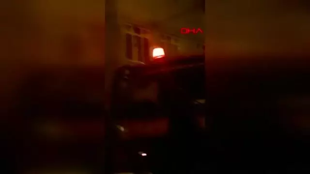 Esenyurt'ta 4 katlı binanın çatısı alev alev yandı