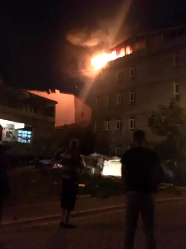Esenyurt'ta 4 katlı binanın çatısı alev alev yandı