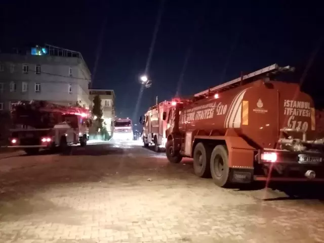 Esenyurt'ta 4 katlı binanın çatısı kül oldu