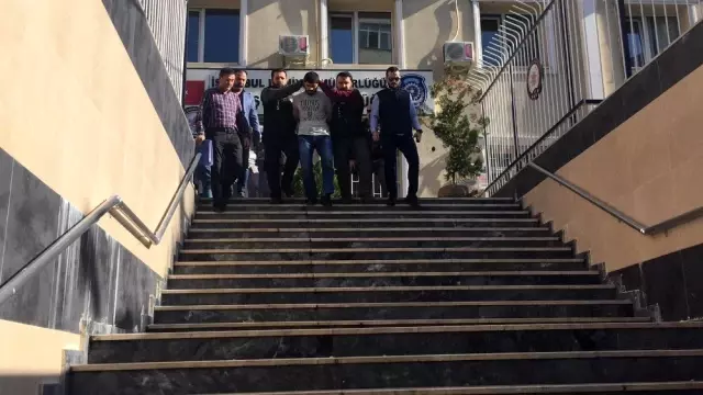 Fatih'te vurularak öldürülen Uygur Türkü'nün katil zanlıları adliyeye sevk edildi Fatih'te vurularak öldürülen Uygur Türkü'nün katil zanlıları adliyeye sevk edildi