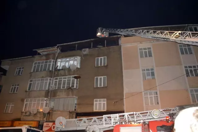 Gaziosmanpaşa'da 4 katlı bir apartmanın üst dairesinde yangın meydana geldi