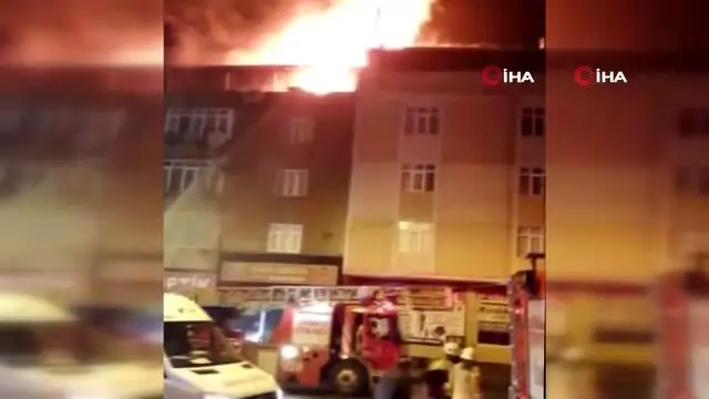 Gaziosmanpaşa'da bir binanın çatı katı alev alev böyle yandı