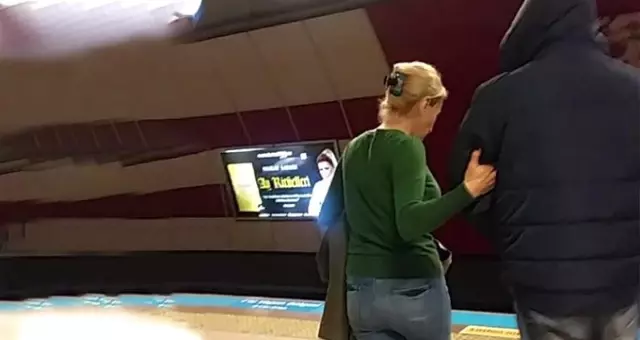 Görme engelli numarası yapan dilenci önce paraya baktı sonra cebine attı