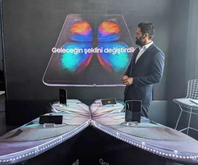 Göz Alıcı Samsung Galaxy Fold Türkiye'de Tanıtıldı Göz Alıcı Samsung Galaxy Fold Türkiye'de Tanıtıldı