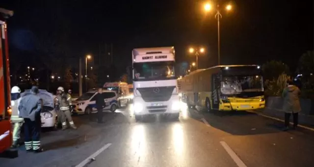 İETT otobüsü, otomobile çarptı: 1'i ağır 3 kişi yaralandı