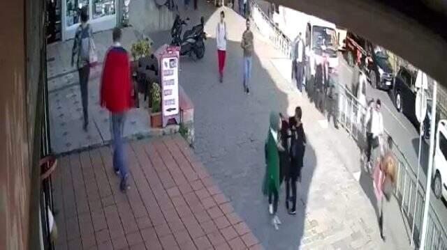 İstanbul Karaköy'de başörtülü kıza çirkin saldırı! Saniye saniye kaydedildi