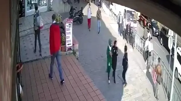 İstanbul Karaköy'de başörtülü kıza çirkin saldırı! Saniye saniye kaydedildi