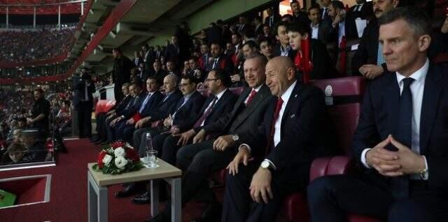 İzlanda futbolunun 1 numarası, Erdoğan ile maç sonunda ne konuştuğunu açıkladı!