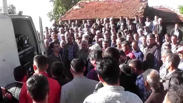 İzmir'de önceki gün öldürülen 4 kişi toprağa verildi İzmir'de önceki gün öldürülen 4 kişi toprağa verildi