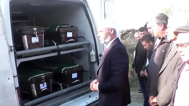 İzmir'de önceki gün öldürülen 4 kişi toprağa verildi İzmir'de önceki gün öldürülen 4 kişi toprağa verildi