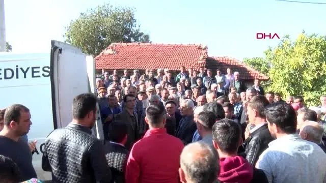 İzmir son anda kurtulan yasin, katledilen ailesinin cenazesinde güçlükle ayakta durdu - 1 İzmir son anda kurtulan yasin, katledilen ailesinin cenazesinde güçlükle ayakta durdu - 1