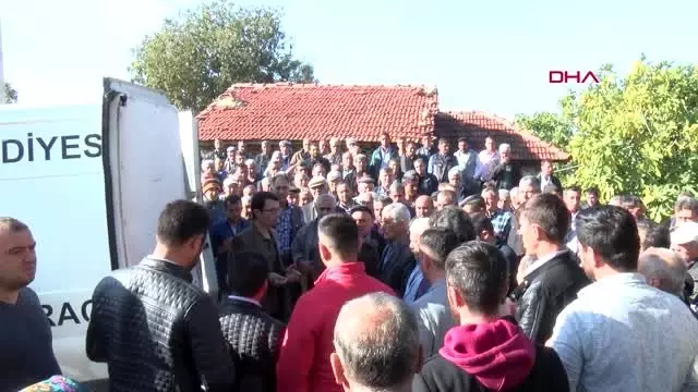 İzmir son anda kurtulan yasin, katledilen ailesinin cenazesinde güçlükle ayakta durdu - 1 İzmir son anda kurtulan yasin, katledilen ailesinin cenazesinde güçlükle ayakta durdu - 1