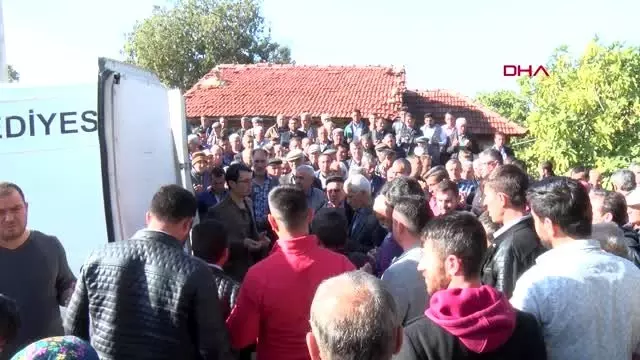 İzmir son anda kurtulan yasin, katledilen ailesinin cenazesinde güçlükle ayakta durdu - 1 İzmir son anda kurtulan yasin, katledilen ailesinin cenazesinde güçlükle ayakta durdu - 1