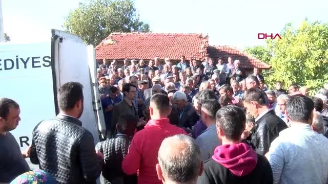 İzmir son anda kurtulan yasin, katledilen ailesinin cenazesinde güçlükle ayakta durdu - 1 İzmir son anda kurtulan yasin, katledilen ailesinin cenazesinde güçlükle ayakta durdu - 1