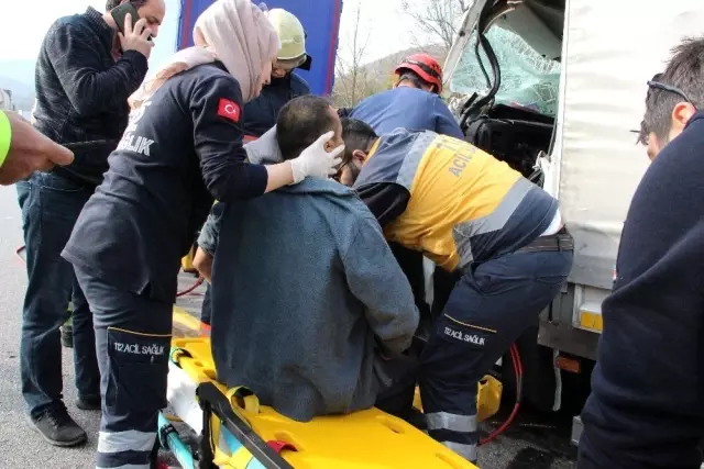 Kamyonet, tıra arkadan çarptı sürücü direksiyonda sıkıştı Kamyonet, tıra arkadan çarptı sürücü direksiyonda sıkıştı