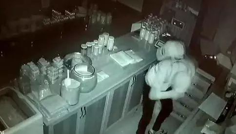 Kapüşonlu hırsız, onlarca yöresel ürün arasında sadece balı tercih etti Kapüşonlu hırsız, onlarca yöresel ürün arasında sadece balı tercih etti
