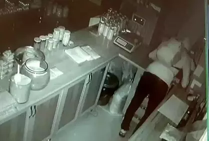 Kapüşonlu hırsız, onlarca yöresel ürün arasında sadece balı tercih etti Kapüşonlu hırsız, onlarca yöresel ürün arasında sadece balı tercih etti