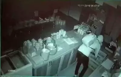 Kapüşonlu hırsız, onlarca yöresel ürün arasında sadece balı tercih etti Kapüşonlu hırsız, onlarca yöresel ürün arasında sadece balı tercih etti