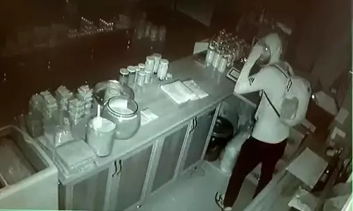 Kapüşonlu hırsız, onlarca yöresel ürün arasında sadece balı tercih etti Kapüşonlu hırsız, onlarca yöresel ürün arasında sadece balı tercih etti