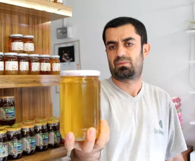 Kapüşonlu hırsız, onlarca yöresel ürün arasında sadece balı tercih etti Kapüşonlu hırsız, onlarca yöresel ürün arasında sadece balı tercih etti
