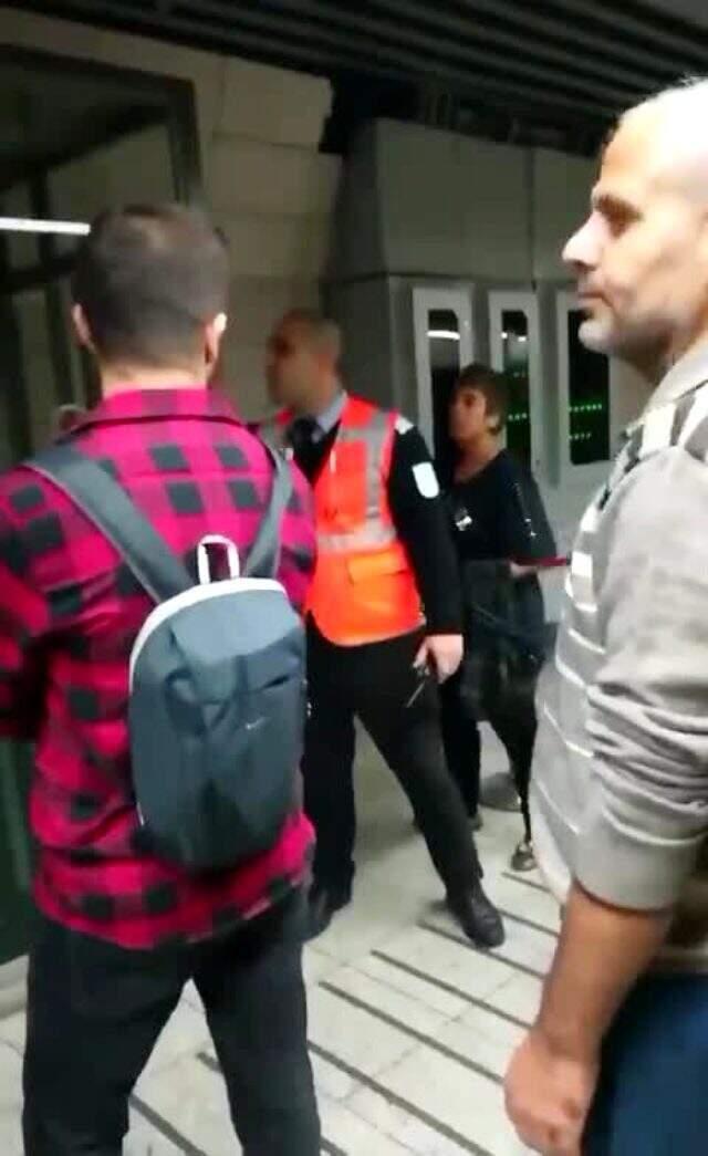 Karaköy'de başörtülü kızlara saldıran kadın, aynı gün başkalarıyla tartışıp küfürler yağdırmış