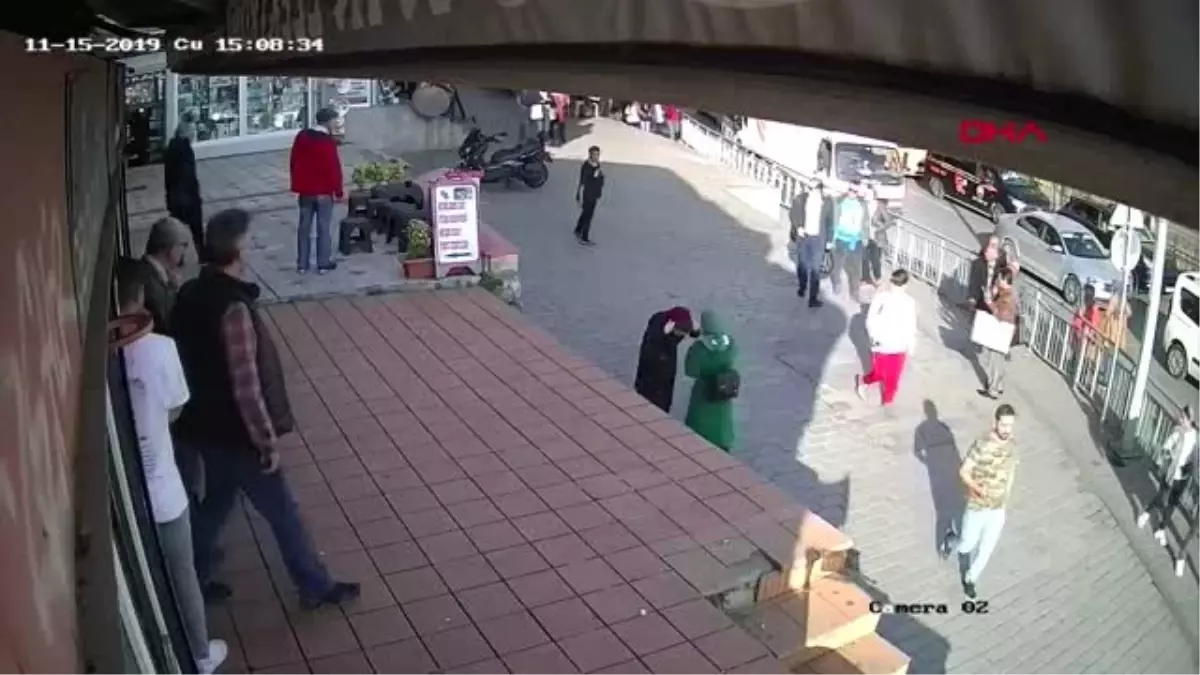 Karaköy'de genç kadına saldırı -