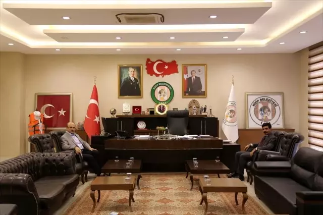 Karkamış Kaymakamı Bağlı'dan Belediye Başkanı Sarı'ya ziyaret Karkamış Kaymakamı Bağlı'dan Belediye Başkanı Sarı'ya ziyaret