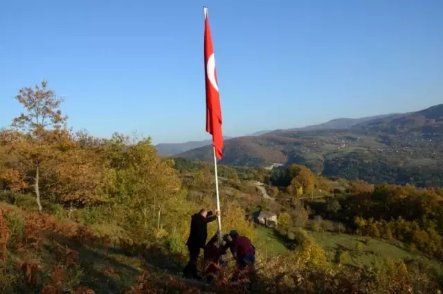 Köyünün en tepesinde Türk bayrağı dikti Köyünün en tepesinde Türk bayrağı dikti