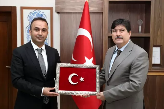 Mutki Belediye Başkanı Barlak'tan BEÜ Rektörü Yardım'a ziyaret Mutki Belediye Başkanı Barlak'tan BEÜ Rektörü Yardım'a ziyaret