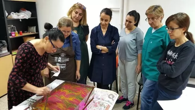 OMEK'te ebru sanatının incelikleri anlatılıyor OMEK'te ebru sanatının incelikleri anlatılıyor