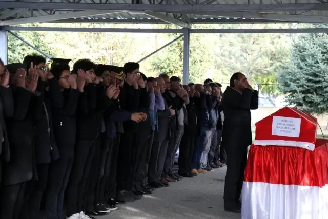 Polis memuru Erdal Ergül son yolcuğuna uğurlandı Polis memuru Erdal Ergül son yolcuğuna uğurlandı