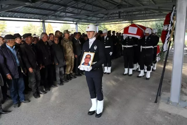 Polis memuru Erdal Ergül son yolcuğuna uğurlandı Polis memuru Erdal Ergül son yolcuğuna uğurlandı