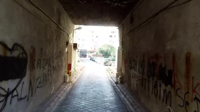 Samsun'da apartmanın artından yol geçiyor Samsun'da apartmanın artından yol geçiyor