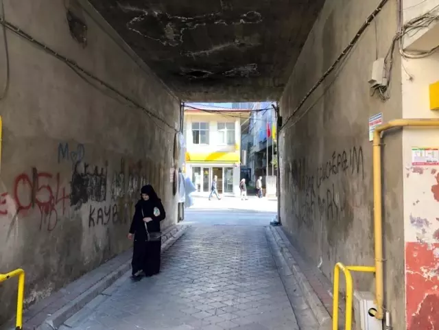 Samsun'da apartmanın artından yol geçiyor Samsun'da apartmanın artından yol geçiyor
