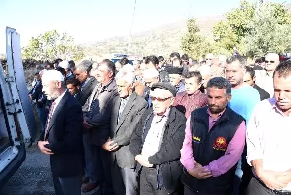 Son anda kurtulan Yasin, katledilen ailesinin cenazesinde güçlükle ayakta durdu Son anda kurtulan Yasin, katledilen ailesinin cenazesinde güçlükle ayakta durdu