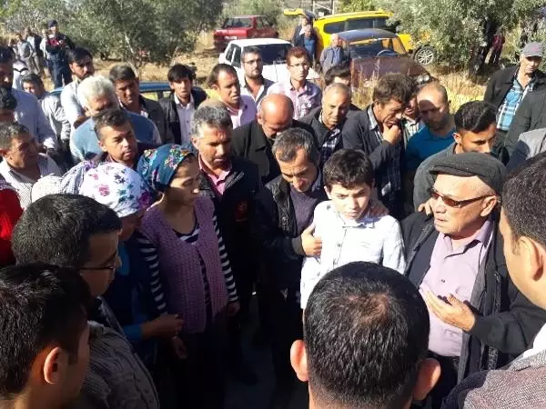 Son anda kurtulan Yasin, katledilen ailesinin cenazesinde güçlükle ayakta durdu Son anda kurtulan Yasin, katledilen ailesinin cenazesinde güçlükle ayakta durdu