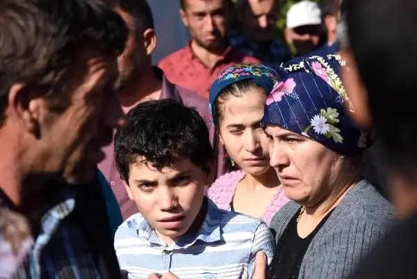 Son anda kurtulan Yasin, katledilen ailesinin cenazesinde güçlükle ayakta durdu Son anda kurtulan Yasin, katledilen ailesinin cenazesinde güçlükle ayakta durdu