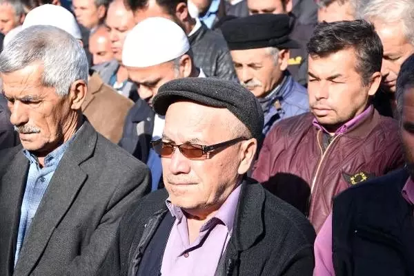 Son anda kurtulan Yasin, katledilen ailesinin cenazesinde güçlükle ayakta durdu Son anda kurtulan Yasin, katledilen ailesinin cenazesinde güçlükle ayakta durdu