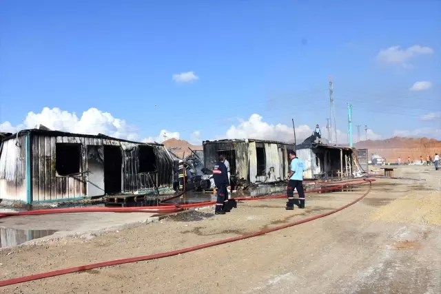 Tekirdağ'da şantiyedeki 4 konteyner yangında kullanılamaz hale geldi Tekirdağ'da şantiyedeki 4 konteyner yangında kullanılamaz hale geldi