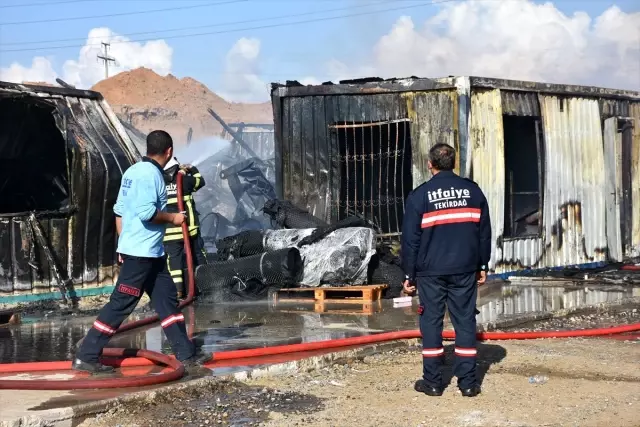 Tekirdağ'da şantiyedeki 4 konteyner yangında kullanılamaz hale geldi Tekirdağ'da şantiyedeki 4 konteyner yangında kullanılamaz hale geldi